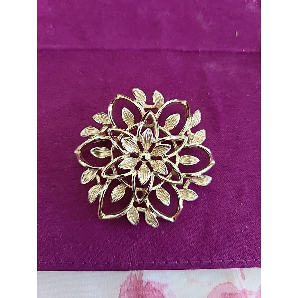 Vintage Sarah Coventry Filigree Flower Star Gold tone Brooch Pin 1 1/2 inch